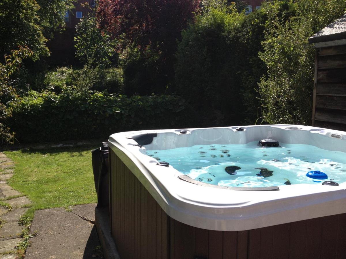 Large 5 Bed House In Scarborough Near The Beach, Large Garden & Hot Tub Exteriér fotografie
